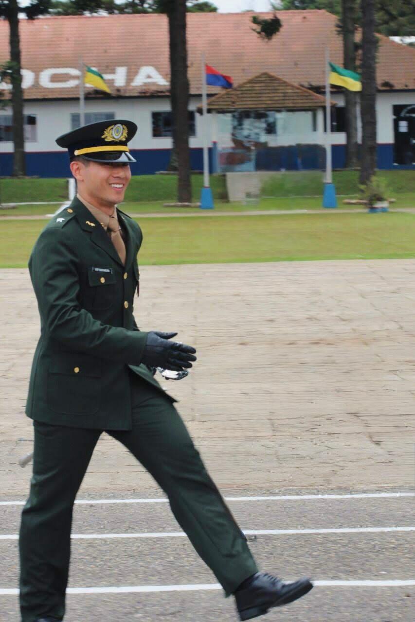 Dr. Emerson em formação militar